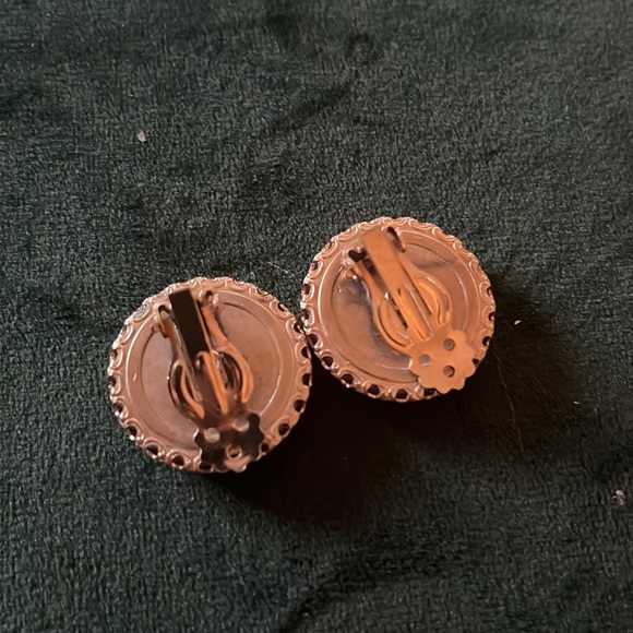 Vintage clip on earring - Picture 3 of 3